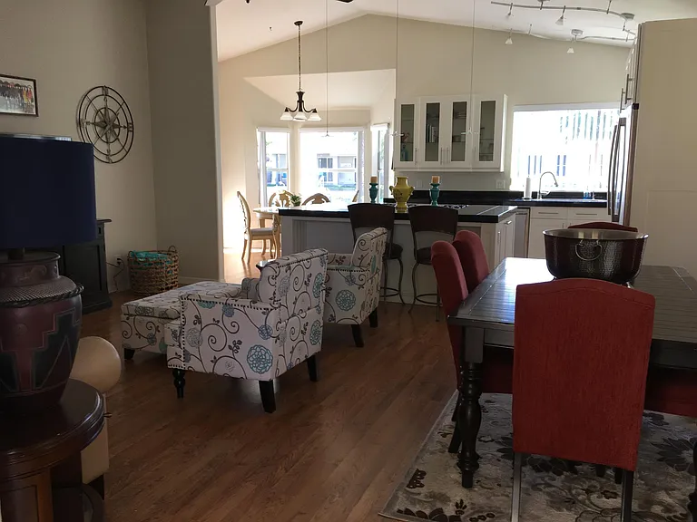 Open floor plan. Dining, living and kitchen with eating area.