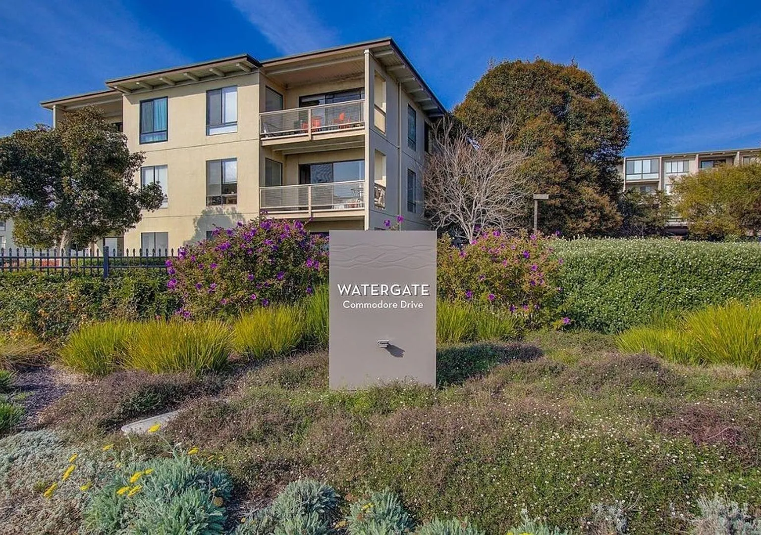 1bd/1ba Condo Available At Watergate Complex — Photo 1