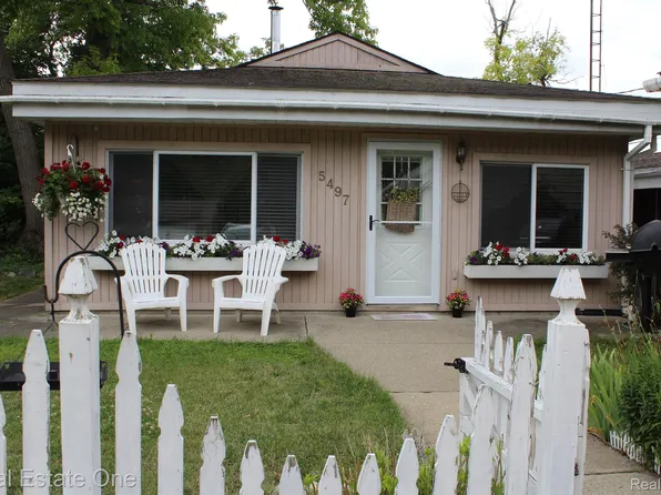 5497 Dooley Dr, Linden, MI 48451