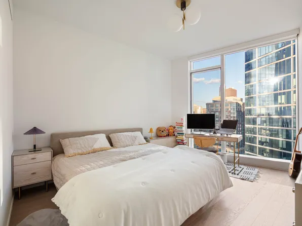 30 Riverside Boulevard image 3 of 15