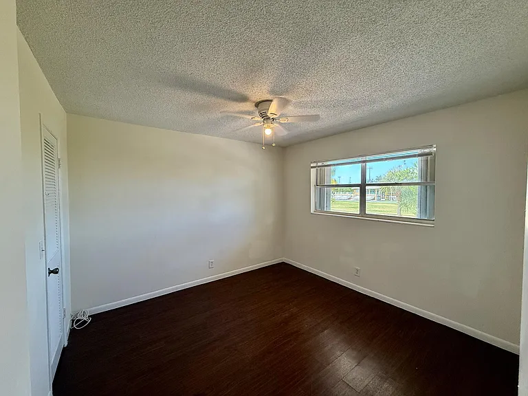 560 SE 2nd Ave — Photo 11
