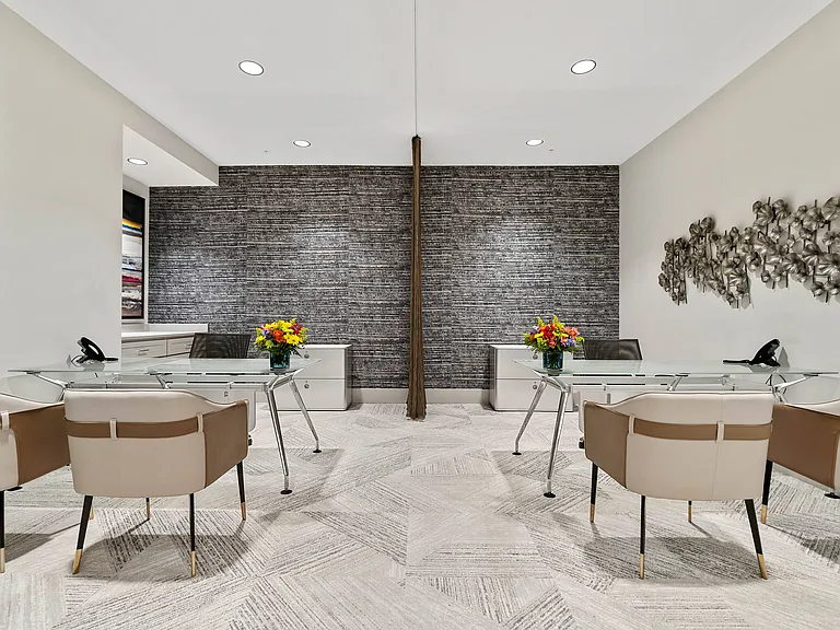 8 West — Photo 7