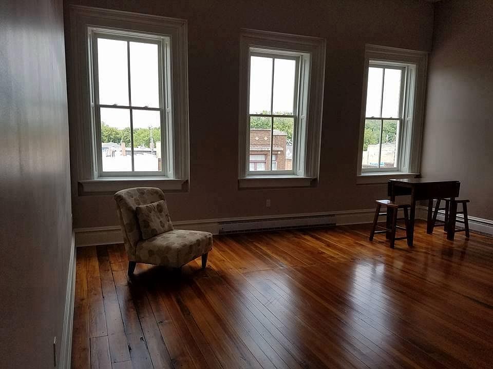 1st image of 118 E Bremer Ave #301