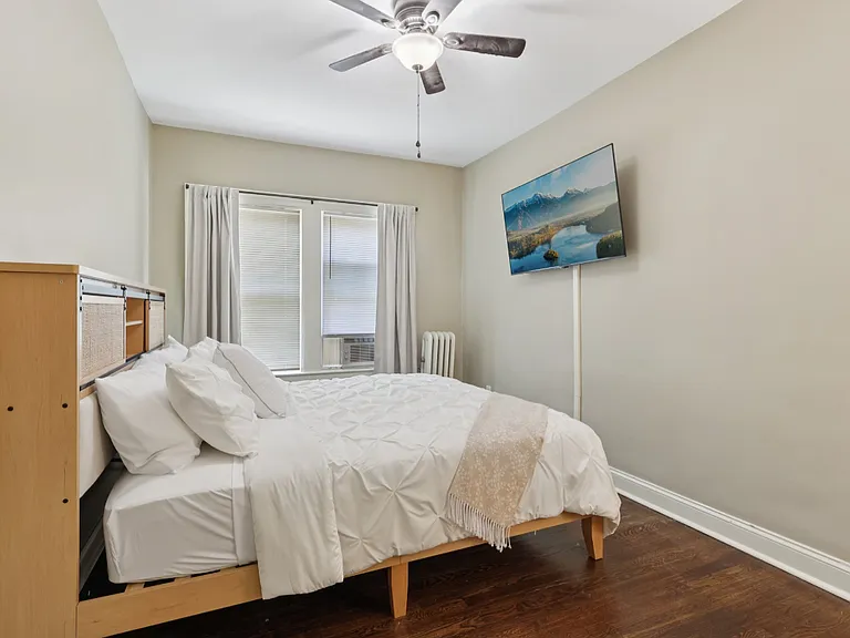 Larger bedroom.