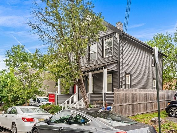3rd image of 637 Union St