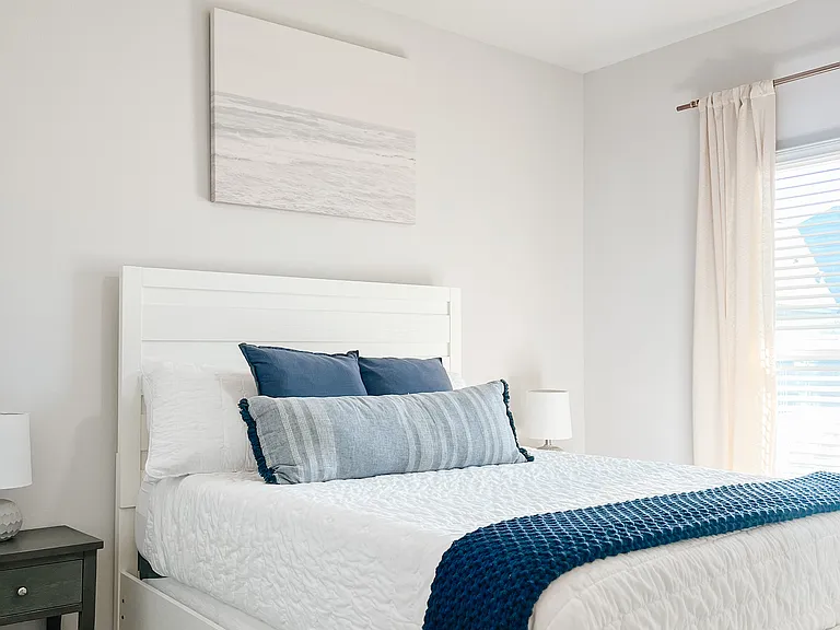 Bedroom 3: Q bed|luxury linens|full cable|ceiling fan