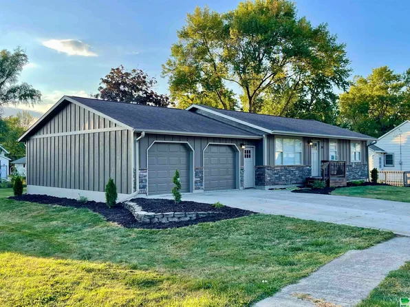 215 N 6th Ave, Sheldon, IA 51201