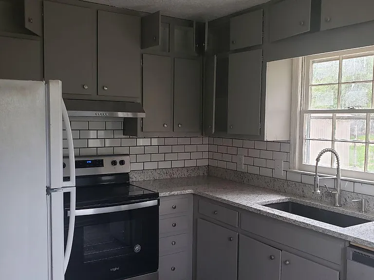 121 Oliver Dr — Photo 2
