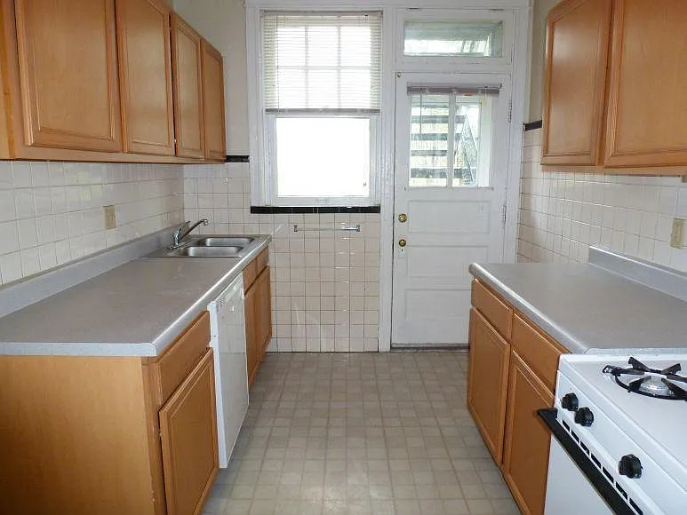 3 bed, 1325 sqft, $2,175 — Photo 2