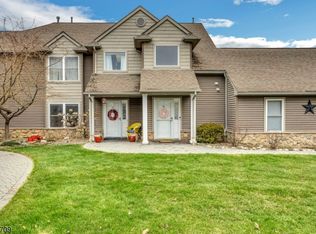 16 Clubhouse Rd, Hamburg, NJ 07419