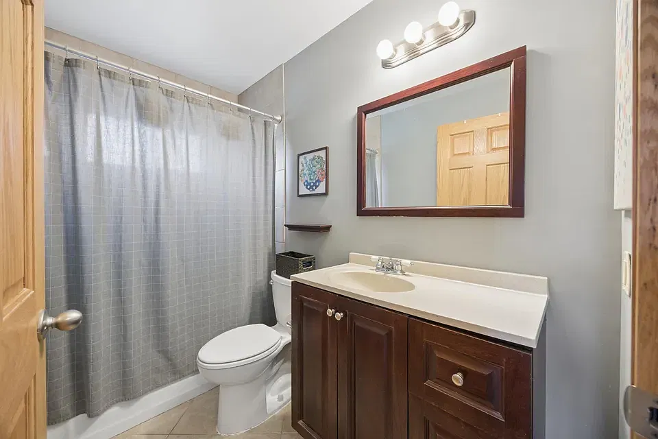 5 bed, 3135 sqft, $2,900 — Photo 3