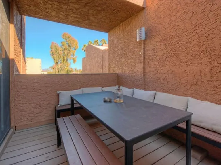 Second floor balcony patio