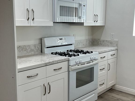 5th image of 319 W Mariposa Ave #C