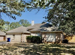 696 High Crest Dr, Azle, TX 76020