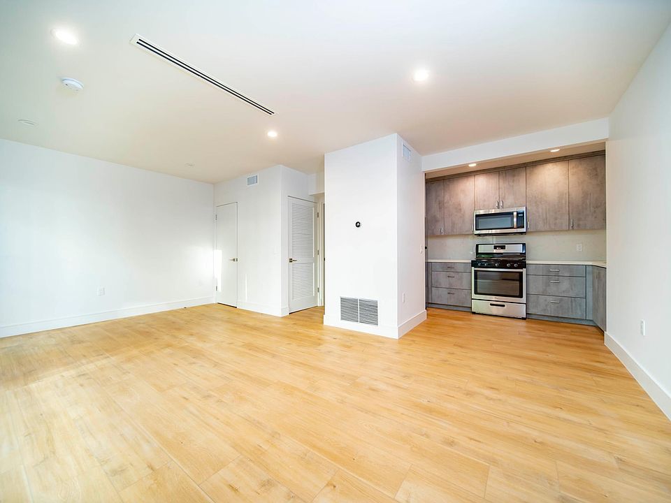 2nd image of 1835 N Kenmore Ave APT 1