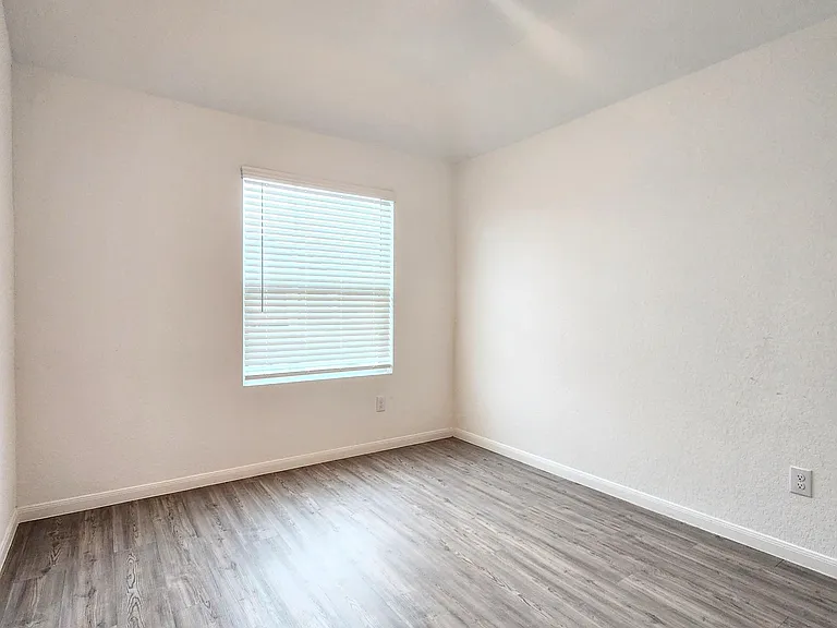 2875 Green Finch — Photo 11