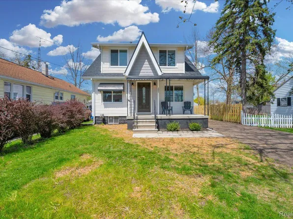 2061 E Whittemore Ave, Burton, MI 48529