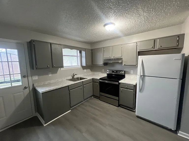 217 Greenleaf Cir — Photo 5