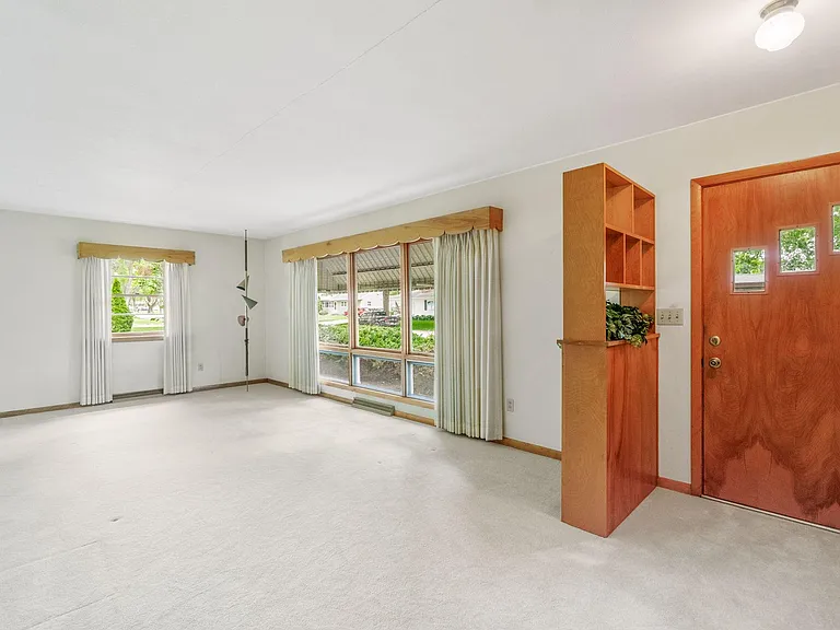 1238 S Hill Dr — Photo 2