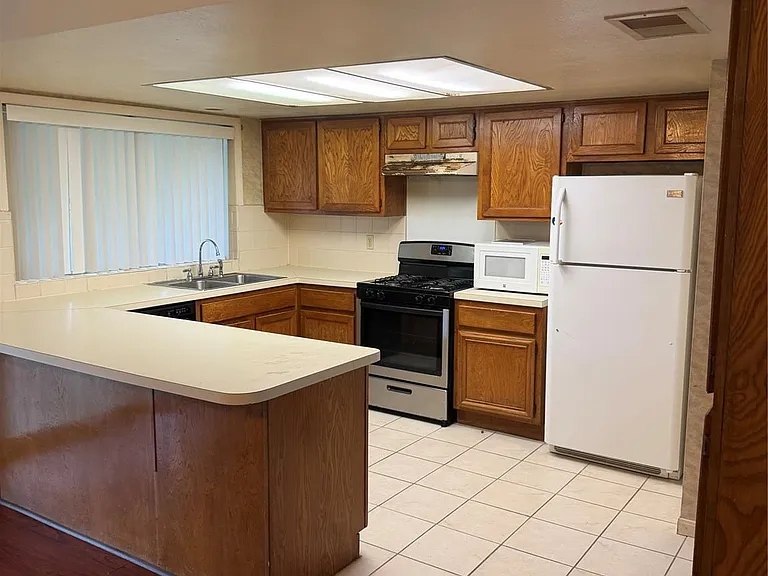 2926 Colony Dr — Photo 12