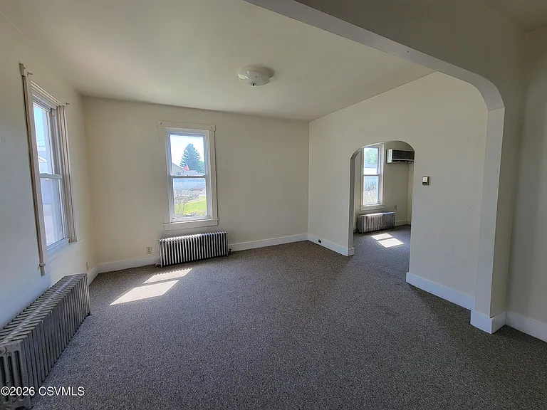 995 Center Ave — Photo 4