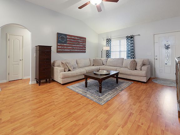 4th image of 403 Deer Trace Dr