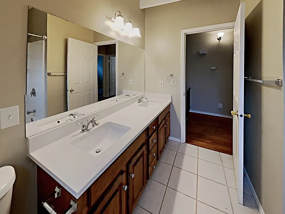 4 bed, 1960 sqft, $2,300 — Photo 2