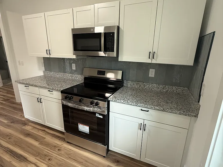 Kitchen (view 2)