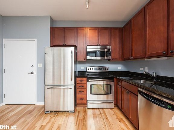 4th image of 1 E 8th St #1322
