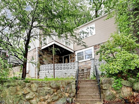 3rd image of 13 Mountain Glen Rd