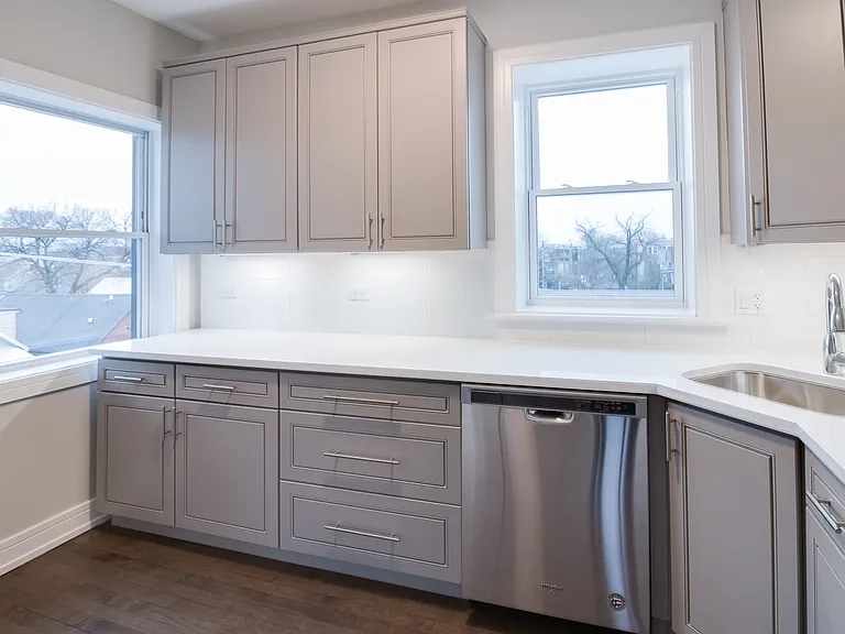 2917 W Wabansia Ave #2R — Photo 3