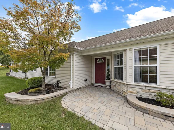 21 Schoolhouse Ln, Lakewood, NJ 08701