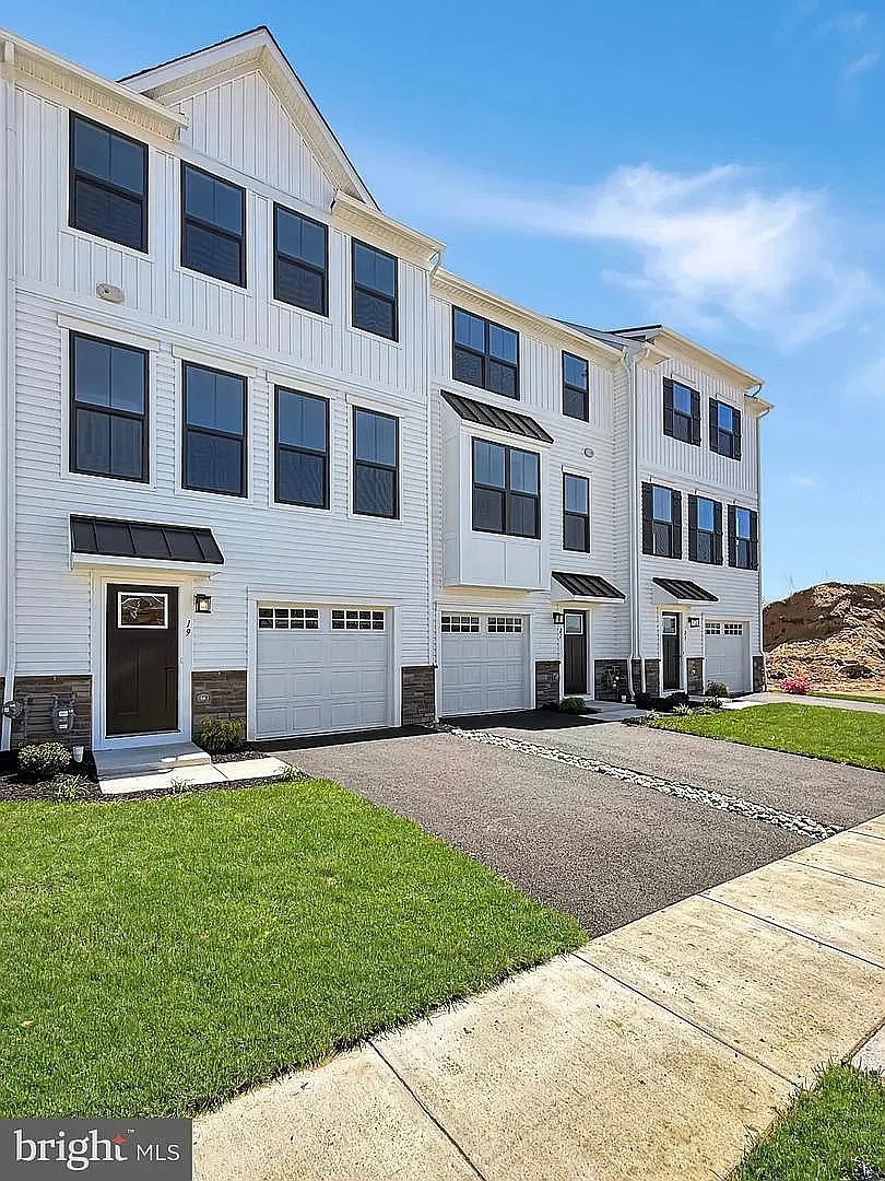 3 bed, 2176 sqft, $3,980 — Photo 1