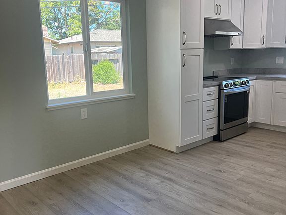 5th image of 550 W D St N