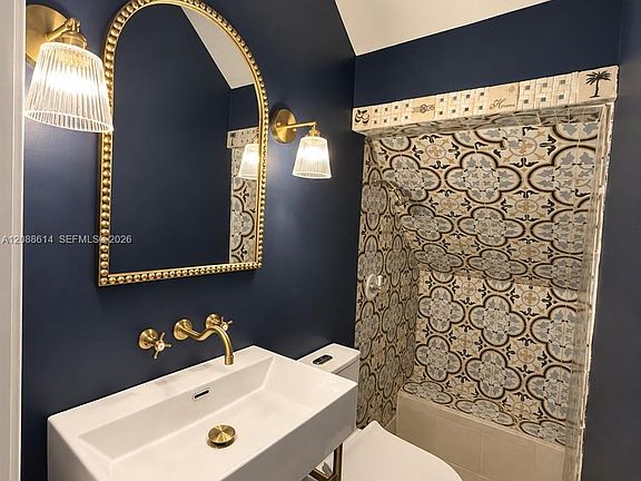 5th image of 327 W 28th St