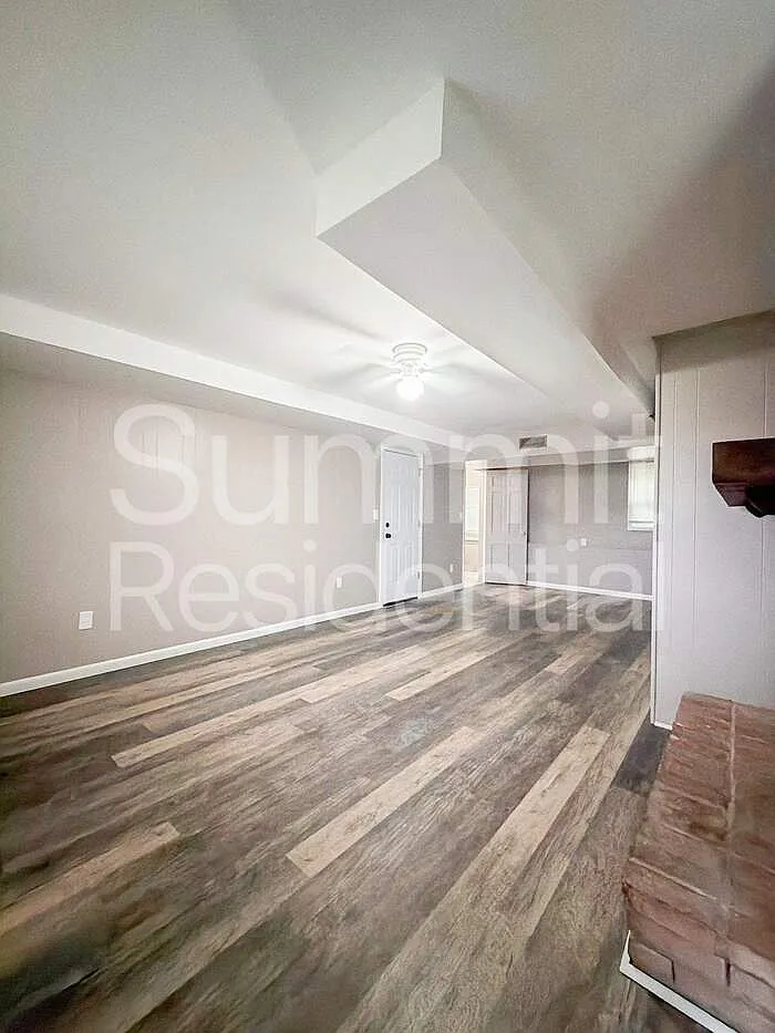 3 bed, 1.5 bath, 1914 sqft, $1,595 — Photo 2