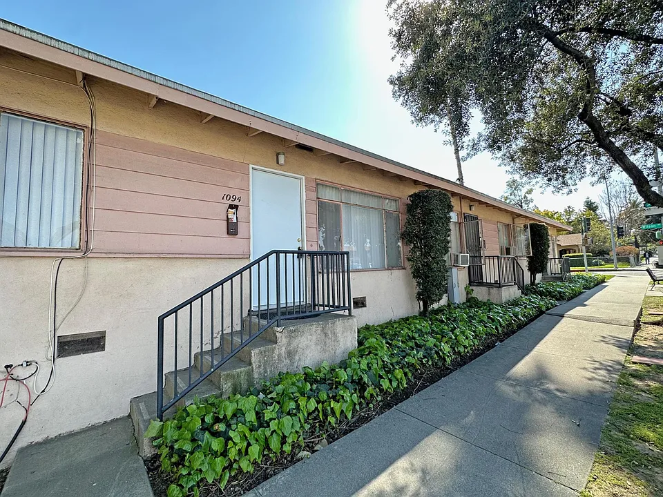 1094 E Villa St
