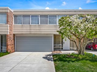 31 Wellington Rd, Northbrook, IL 60062