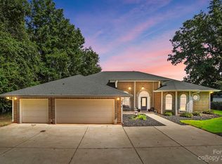 8476 Catawba Cove Dr, Belmont, NC 28012
