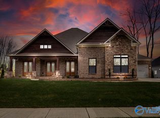 33 Ridge Bluff Cir SE, Huntsville, AL 35803