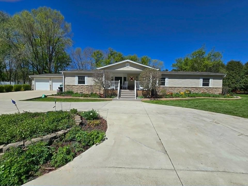1st image of 324 W 7th St