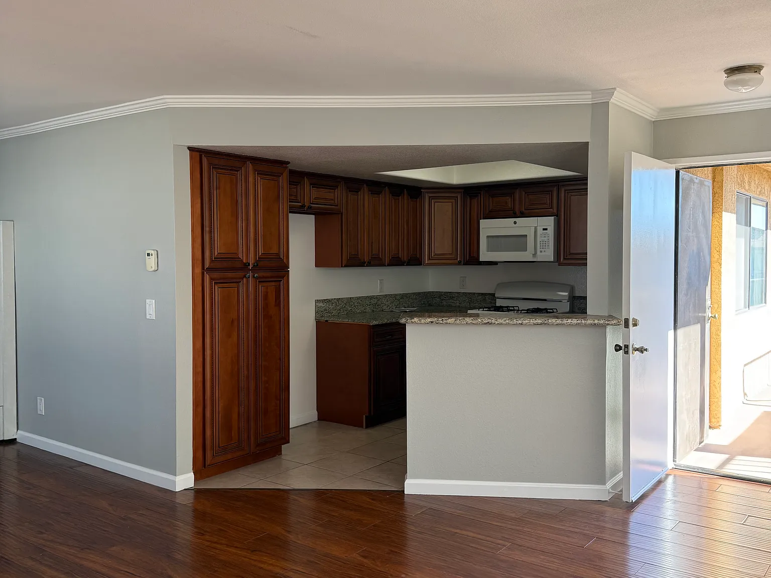 2 bed, 900 sqft, $2,595 — Photo 3