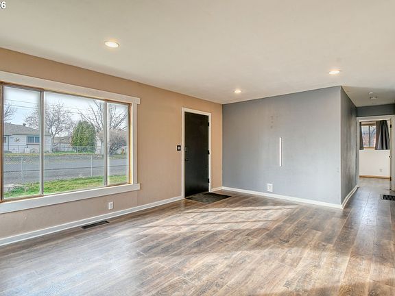 5th image of 688 SW Cedar St