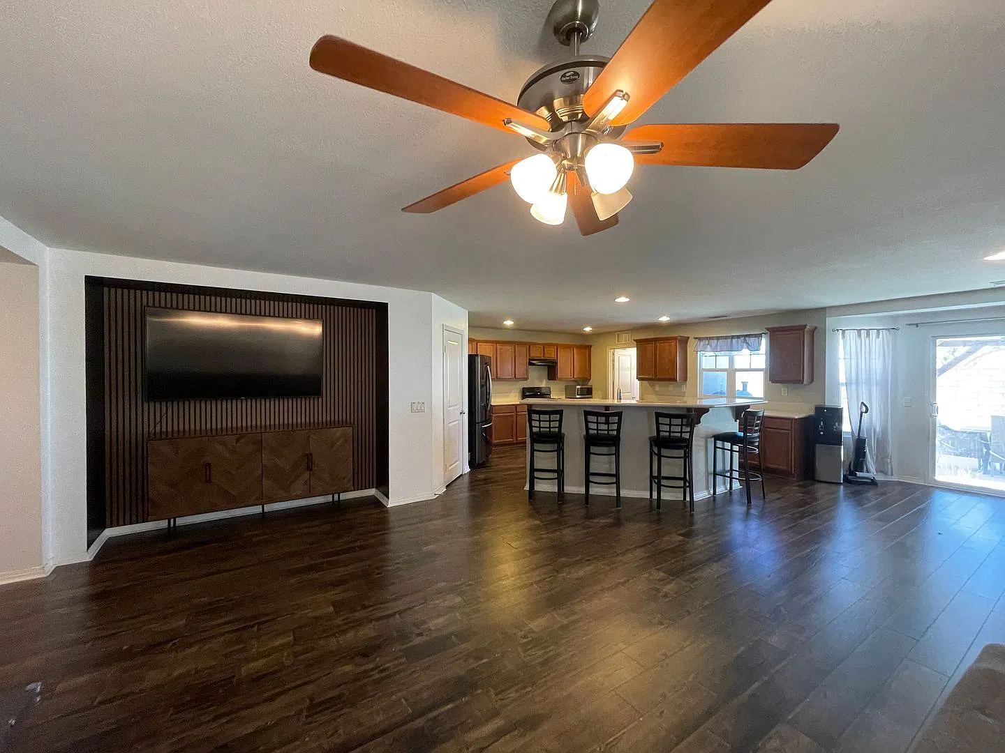 Lancaster 3 Bedroom + 2 Bathroom — Photo 3