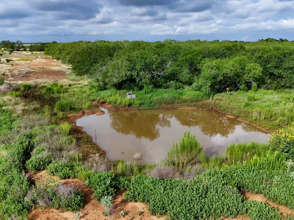 677 County Road 106, Floresville, TX 78114