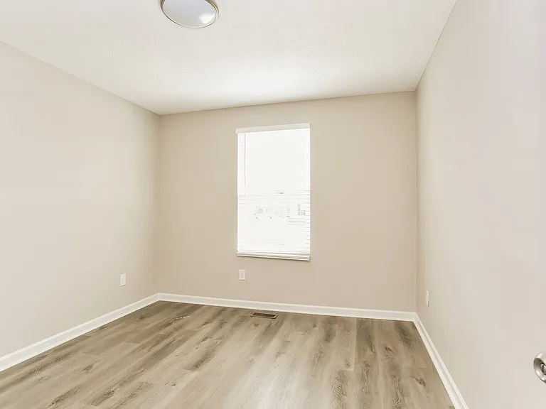 804 Zeller Dr — Photo 14