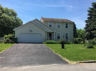 6 Woodsmeadow Ln, Rochester, NY 14623