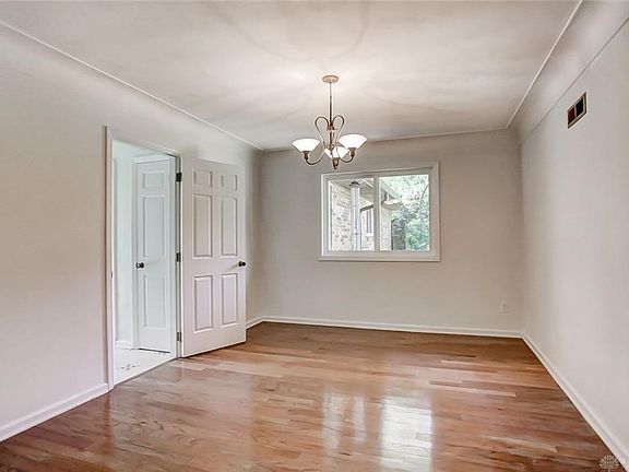 5th image of 2466 Glenboro Dr