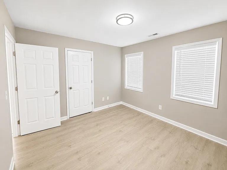Two bedroom, 1 bath apartment in Burlington — Photo 7