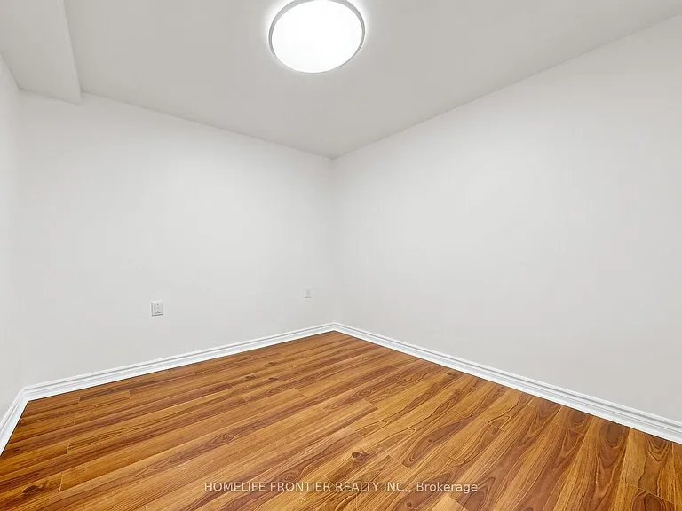 9017 Leslie St #LPH117 — Photo 13